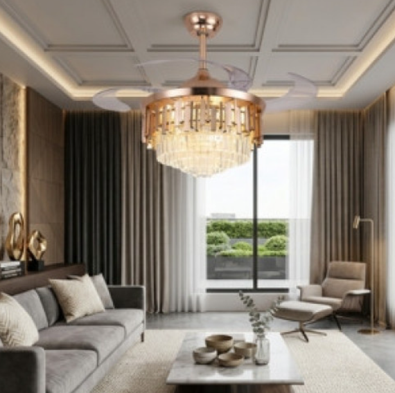 Lámpara abanico de cristal dorada en sala de estar elegante