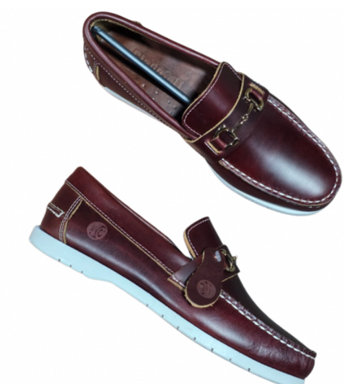 MOCASIN MARRON CON HEBILLA SUELA BLANCA
