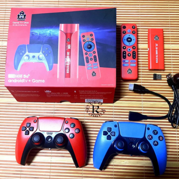Game TV Stick 10K Ultra HD con 2 controles inalámbricos rojo y azul, control remoto y accesorios