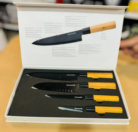 Juego de cuchillos japoneses ZenChef 4 piezas con mango amarillo y hoja negra en caja de presentación